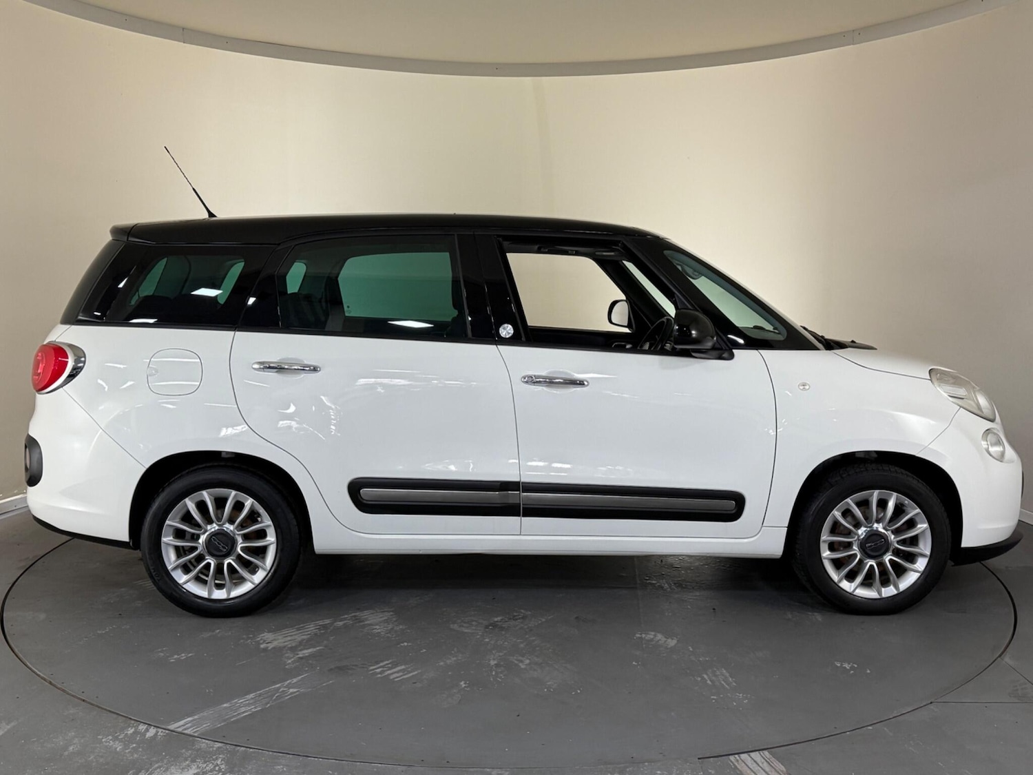 Used Fiat 500L 2013 for sale - 76409535: Photo 8