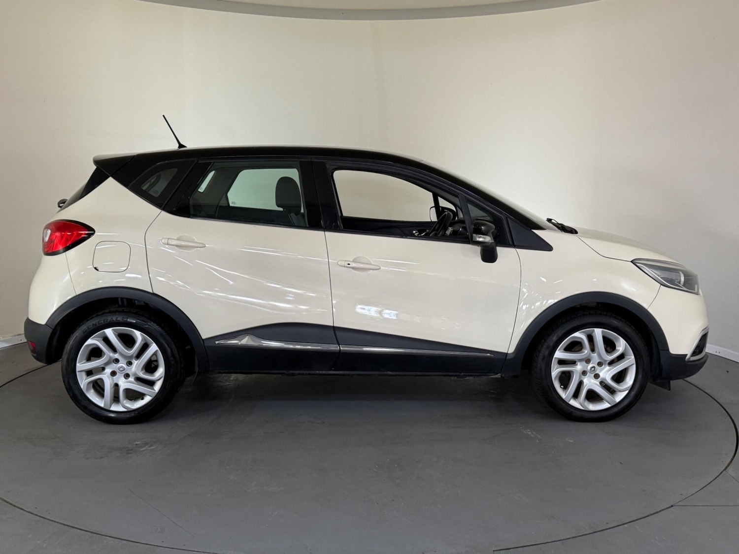 Used Renault Captur 2014 for sale - 76408868: Photo 8