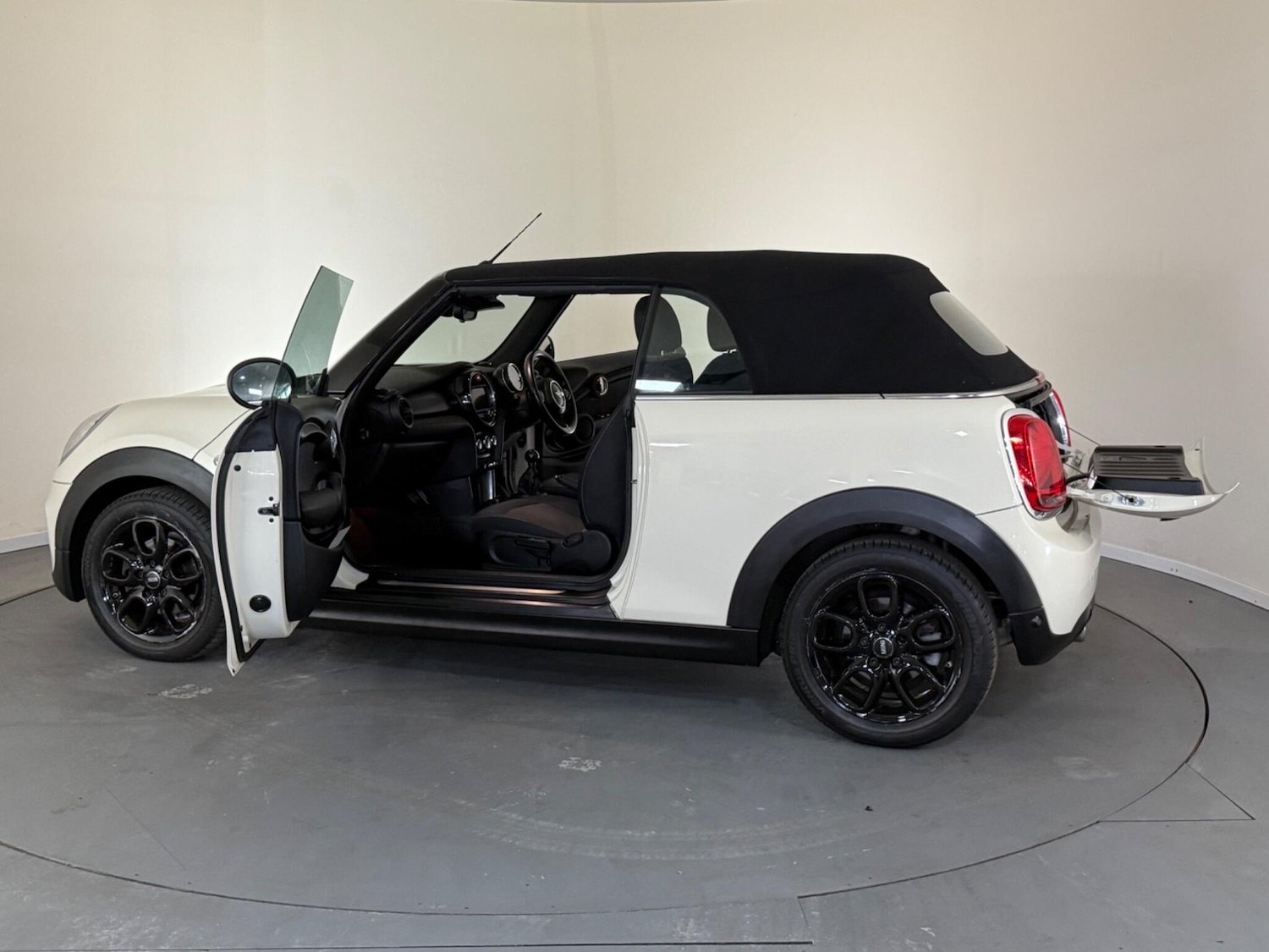 Used MINI Convertible 2018 for sale - 76408604: Photo 11