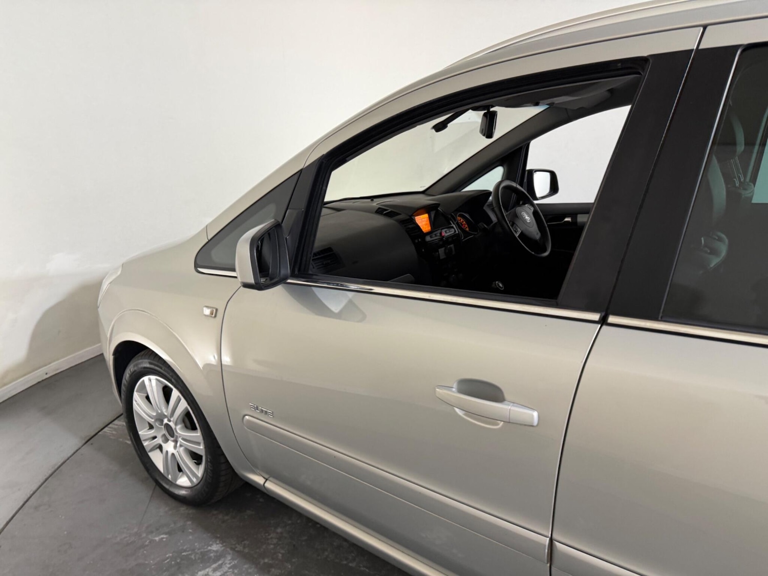 Used Vauxhall Zafira 2011 for sale - 76645349: Photo 51