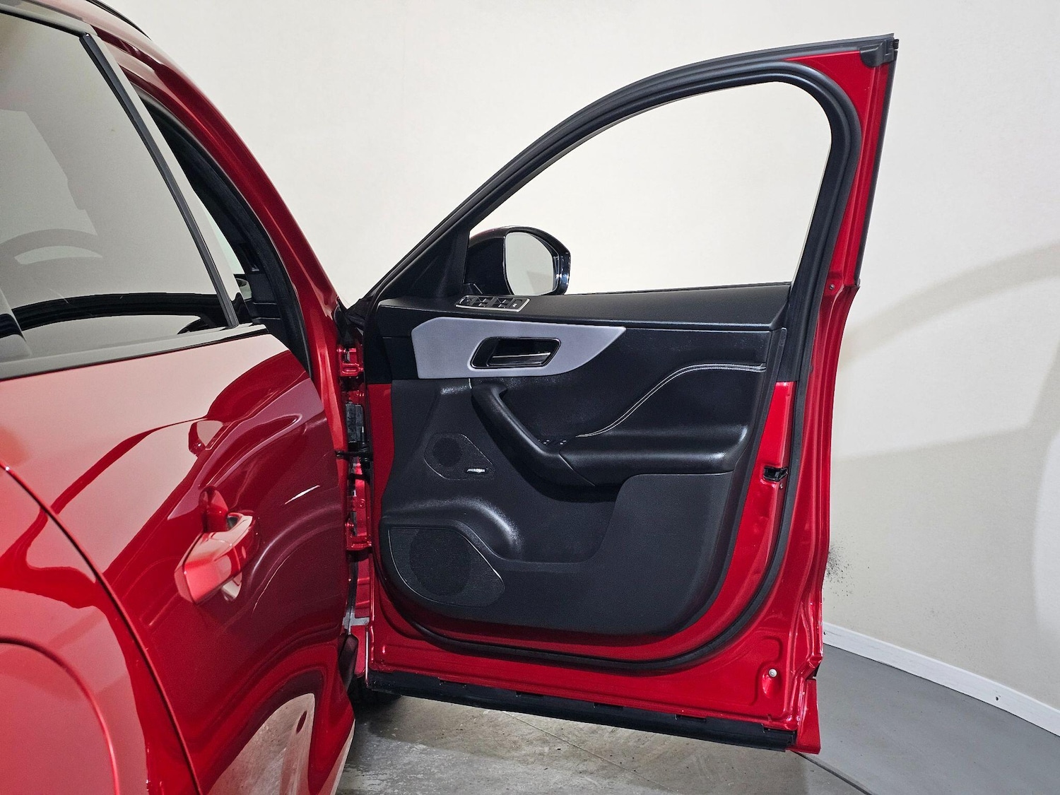 Used Jaguar F-Pace 2017 for sale - 76499273: Photo 28