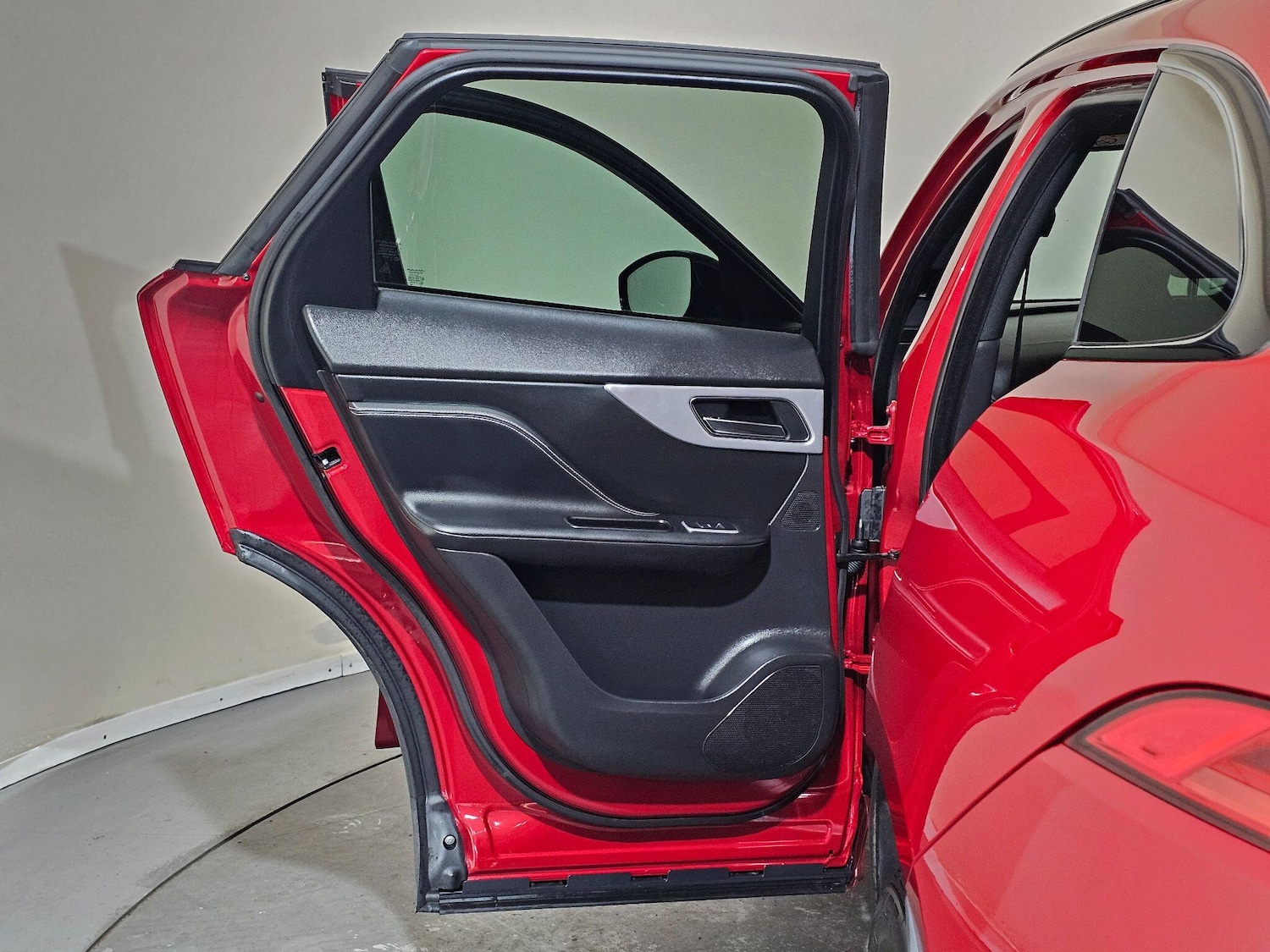 Used Jaguar F-Pace 2017 for sale - 76499273: Photo 31