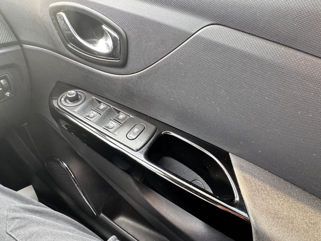 Used Renault Captur 2015 for sale - 77967192: Photo 44