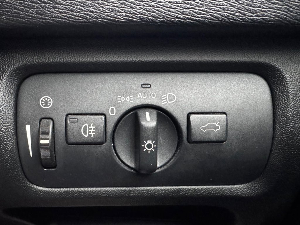 Used Volvo V40 2015 for sale - 76256654: Photo 36