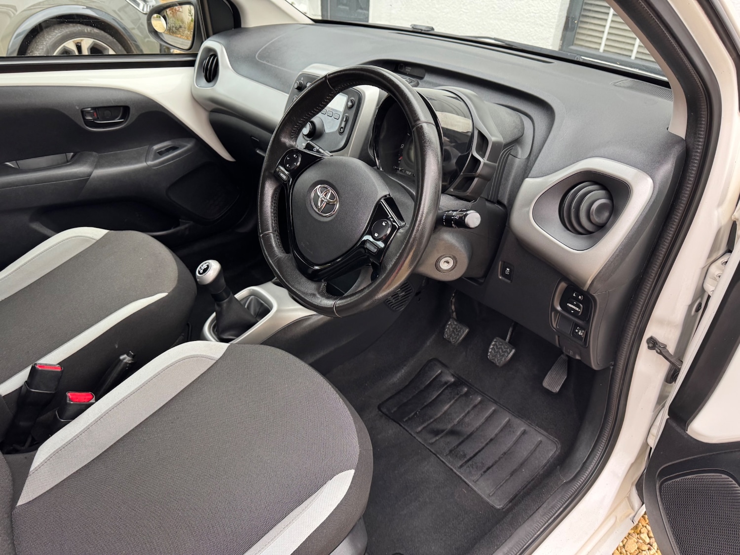 Used Toyota AYGO 2015 for sale - 76454802: Photo 8