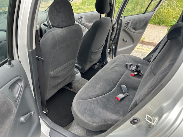 Used Toyota Yaris 2003 for sale - 74929755: Photo 17