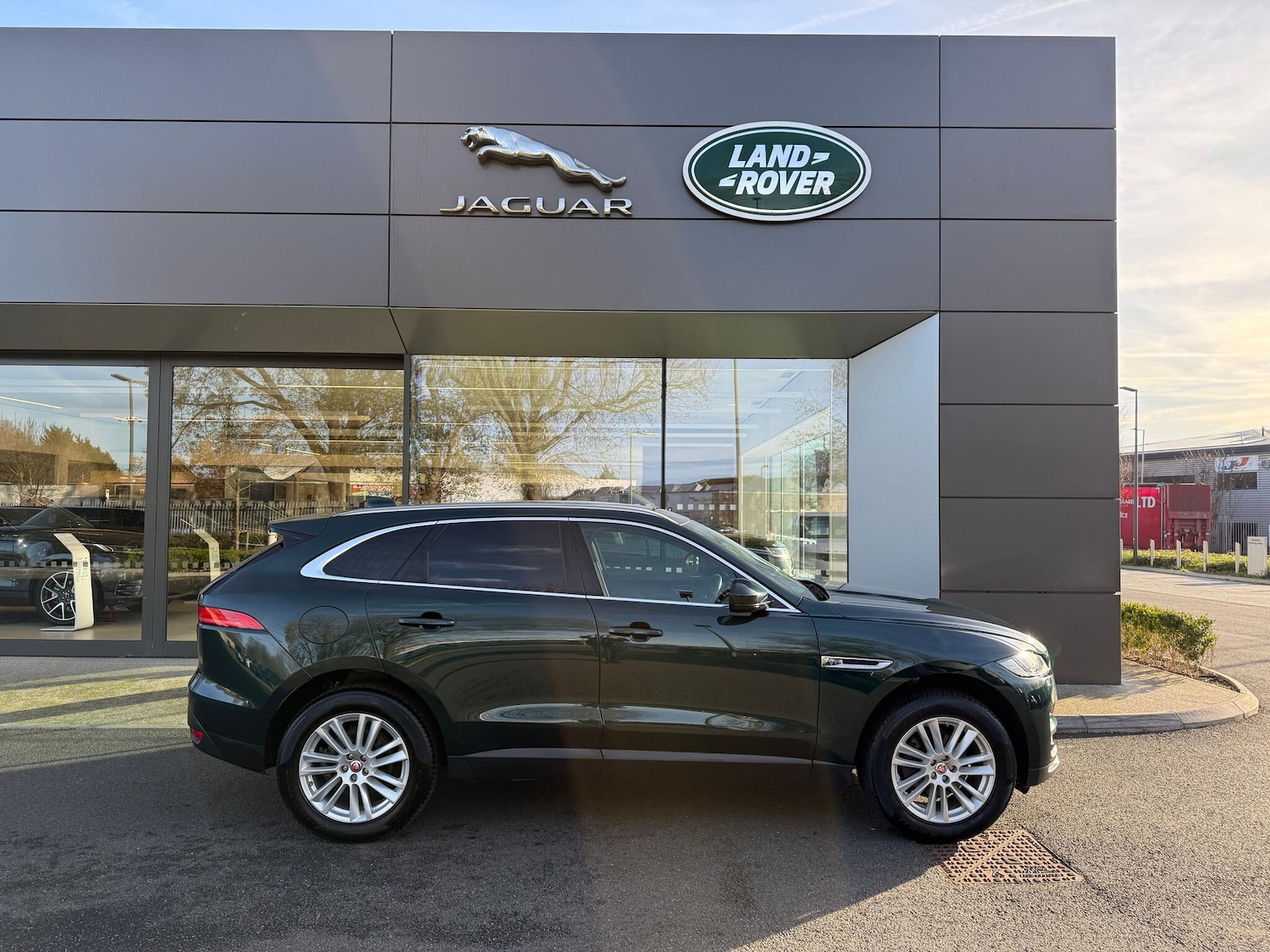 Used Jaguar F-Pace 2017 for sale - 76715060: Photo 2