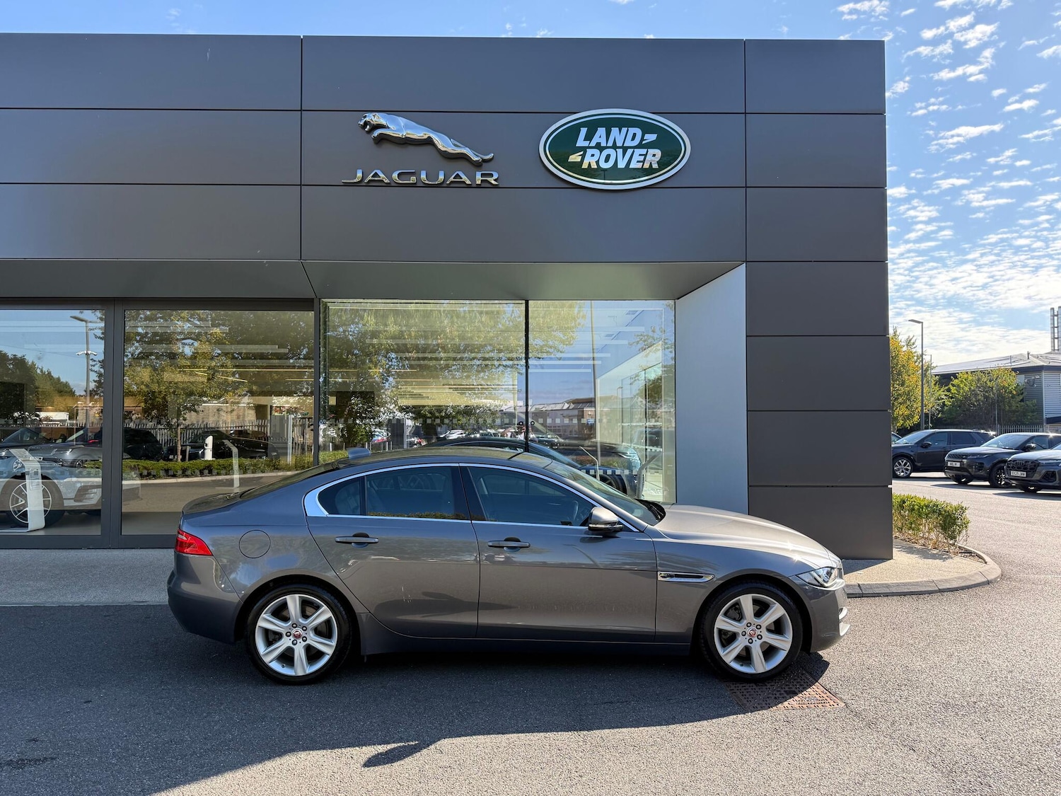 Used Jaguar XE 2018 for sale - 76122268: Photo 2