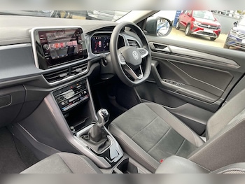 Used Volkswagen T-Roc 2023 for sale - 77824192: Photo