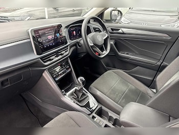 Used Volkswagen T-Roc 2023 for sale - 75609741: Photo