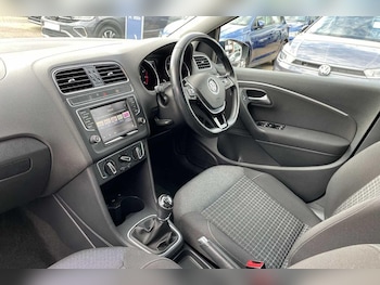 Used Volkswagen Polo 2016 for sale - 76389027: Photo