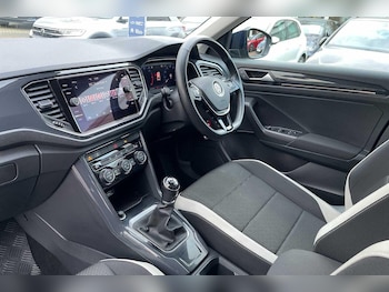 Used Volkswagen T-Roc 2018 for sale - 77175580: Photo