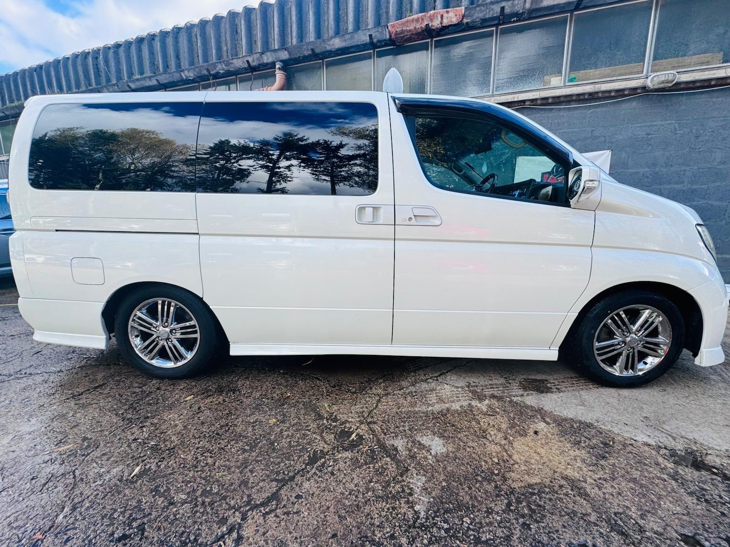Used Nissan Elgrand 2022 for sale - 76375401: Photo 9