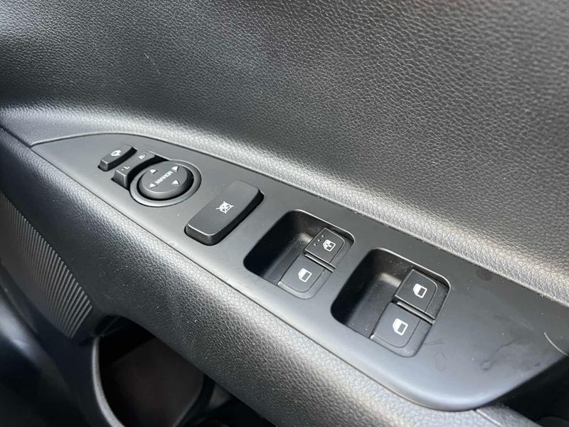 Used Kia Stonic 2023 for sale - 76631365: Photo 35