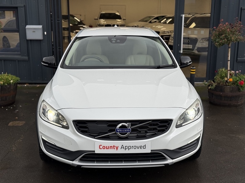 Used Volvo V60 2025 for sale - 76863533: Photo 2