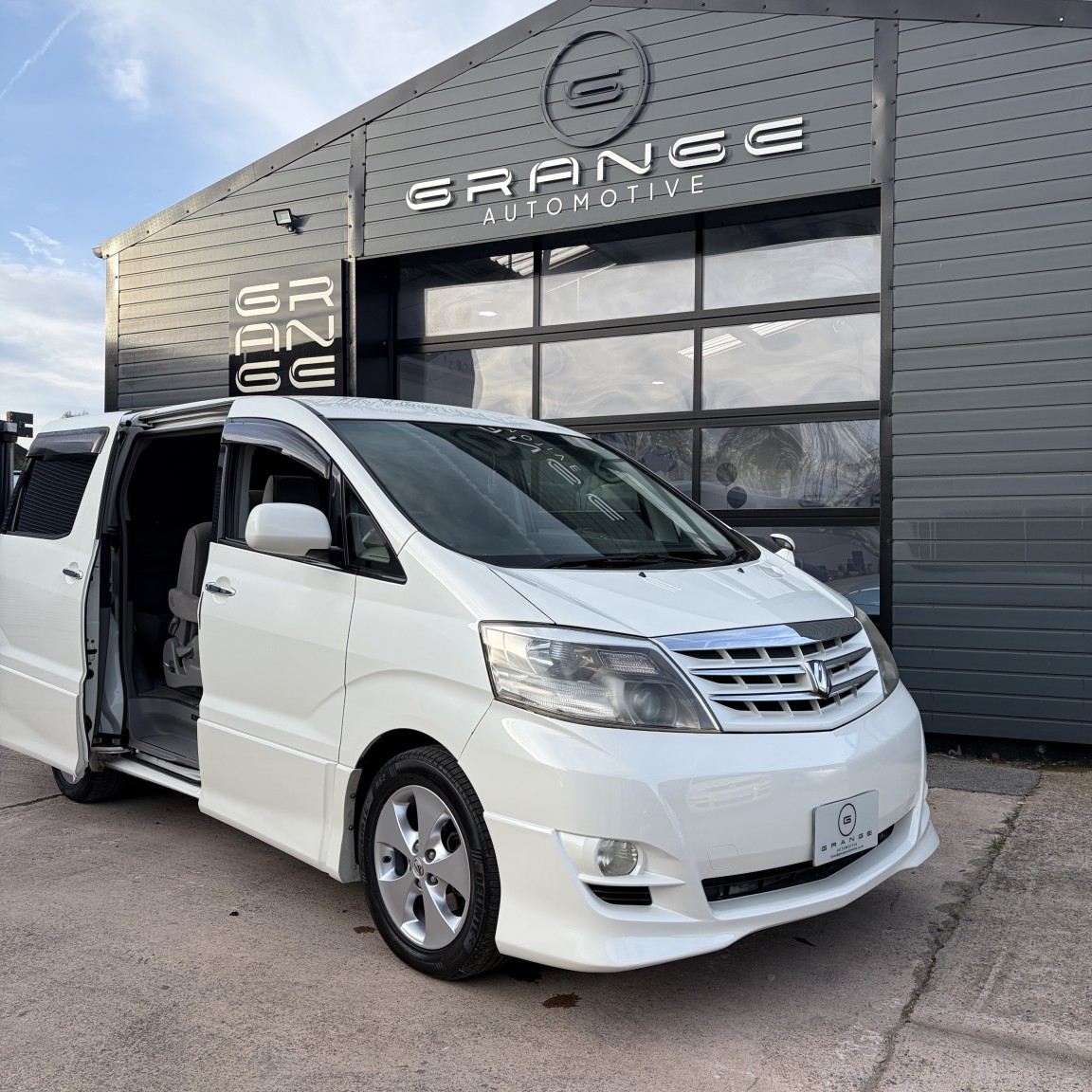 Used Toyota Alphard 2021 for sale - 78182876: Photo 2