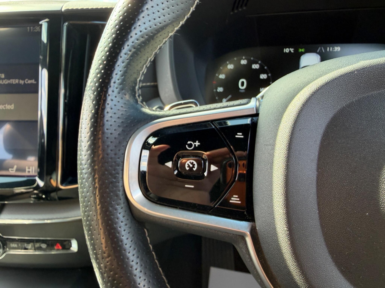 Used Volvo XC60 2017 for sale - 78157211: Photo 64