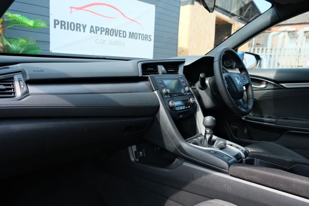 Used Honda Civic 2018 for sale - 76469979: Photo 12