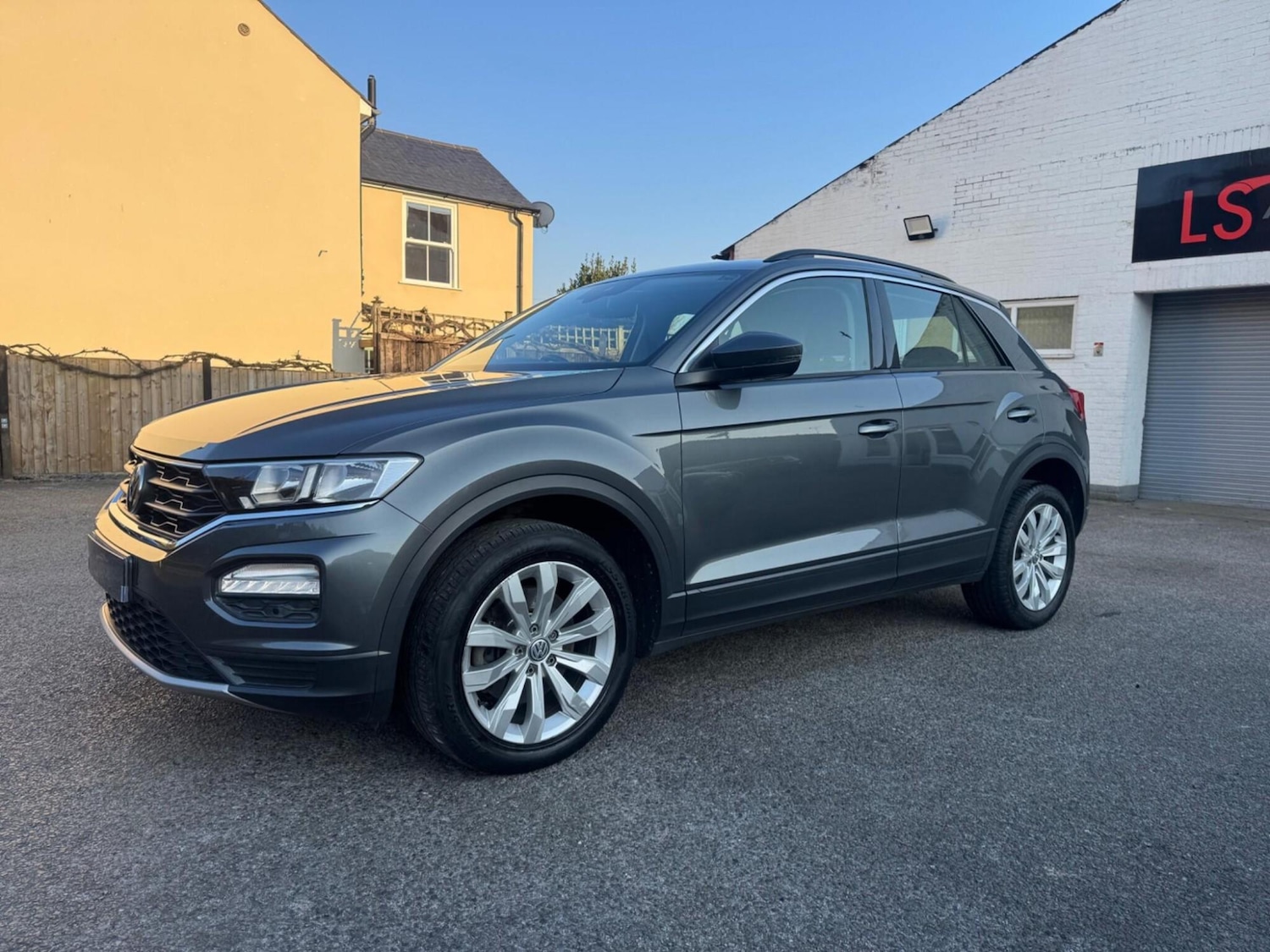 Used Volkswagen T-Roc 2018 for sale - 77959101: Photo 3