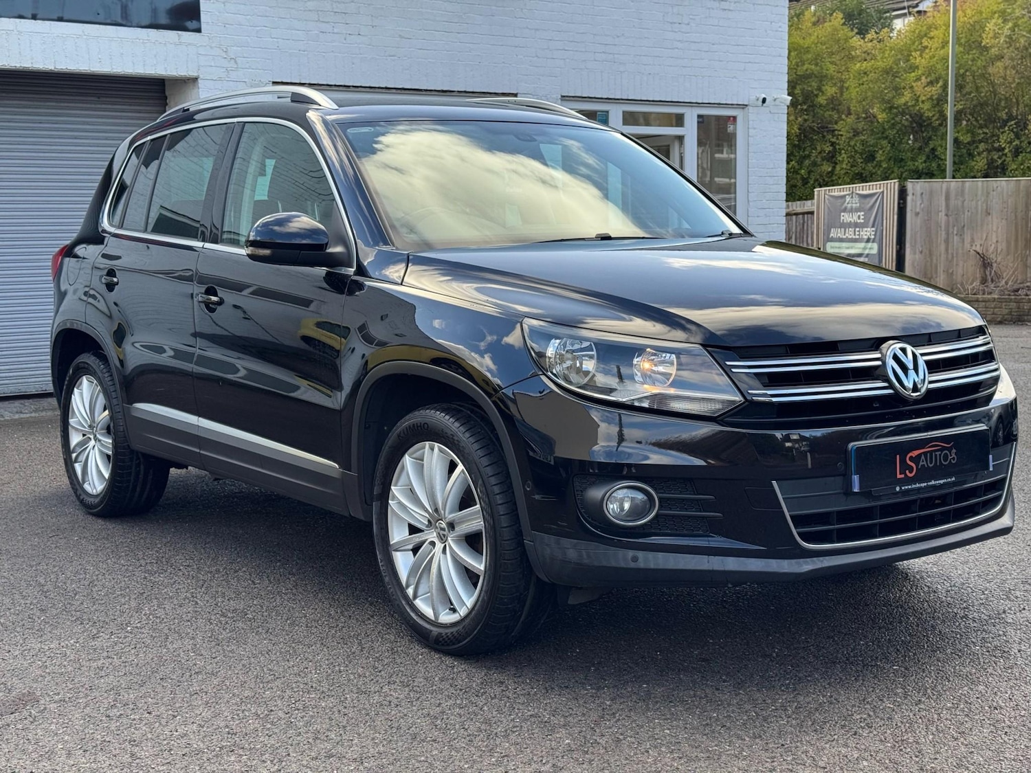 Used Volkswagen Tiguan 2015 for sale - 76739198: Photo 2
