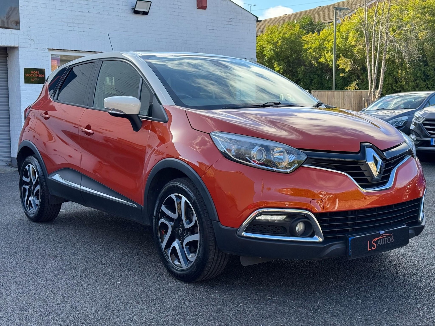 Used Renault Captur 2015 for sale - 76312695: Photo 2
