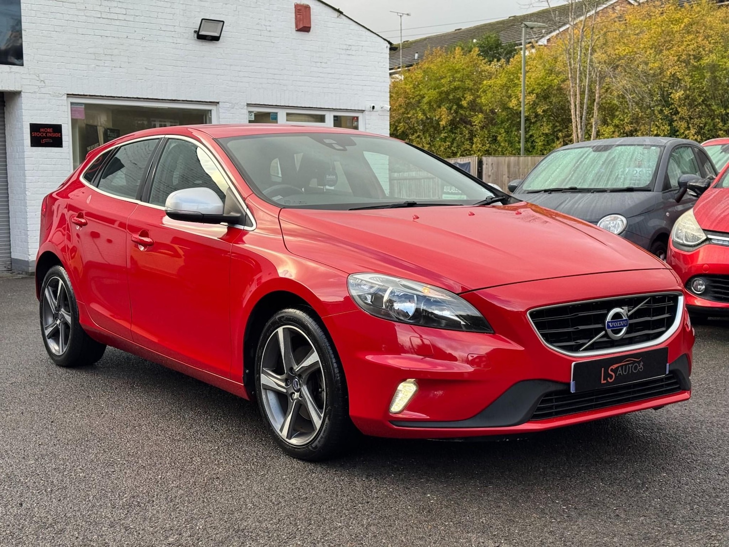 Used Volvo V40 2015 for sale - 76922545: Photo 2