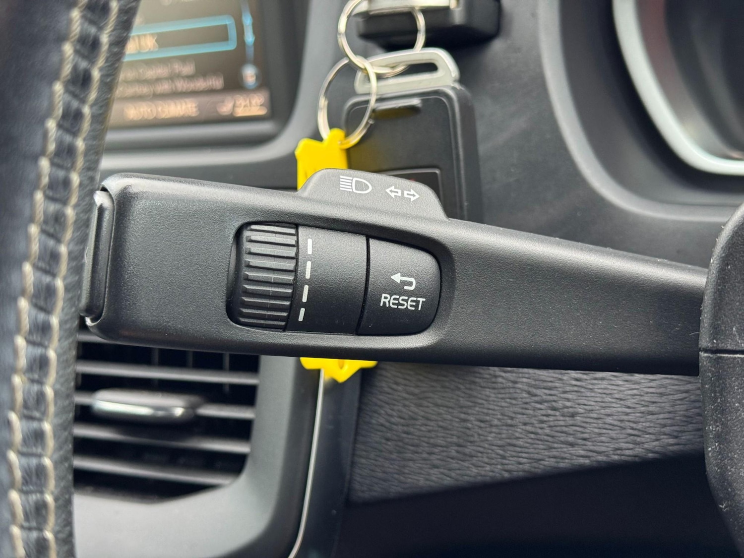 Used Volvo V40 2015 for sale - 76922545: Photo 46