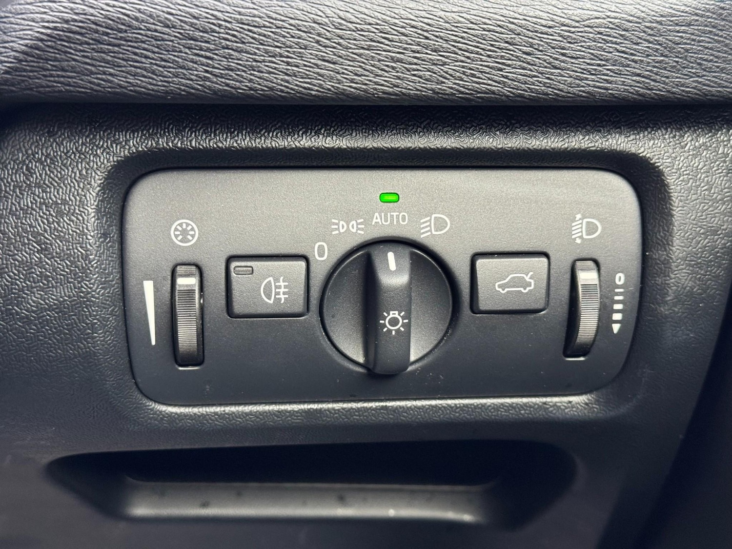 Used Volvo V40 2015 for sale - 76922545: Photo 48