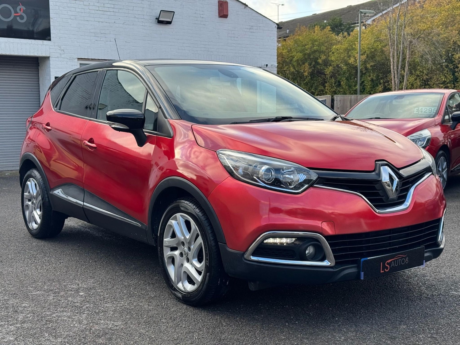 Used Renault Captur 2016 for sale - 76949478: Photo 2
