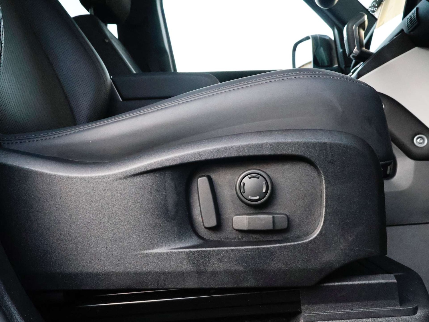 Used Land Rover Defender 2025 for sale - 77115876: Photo 27