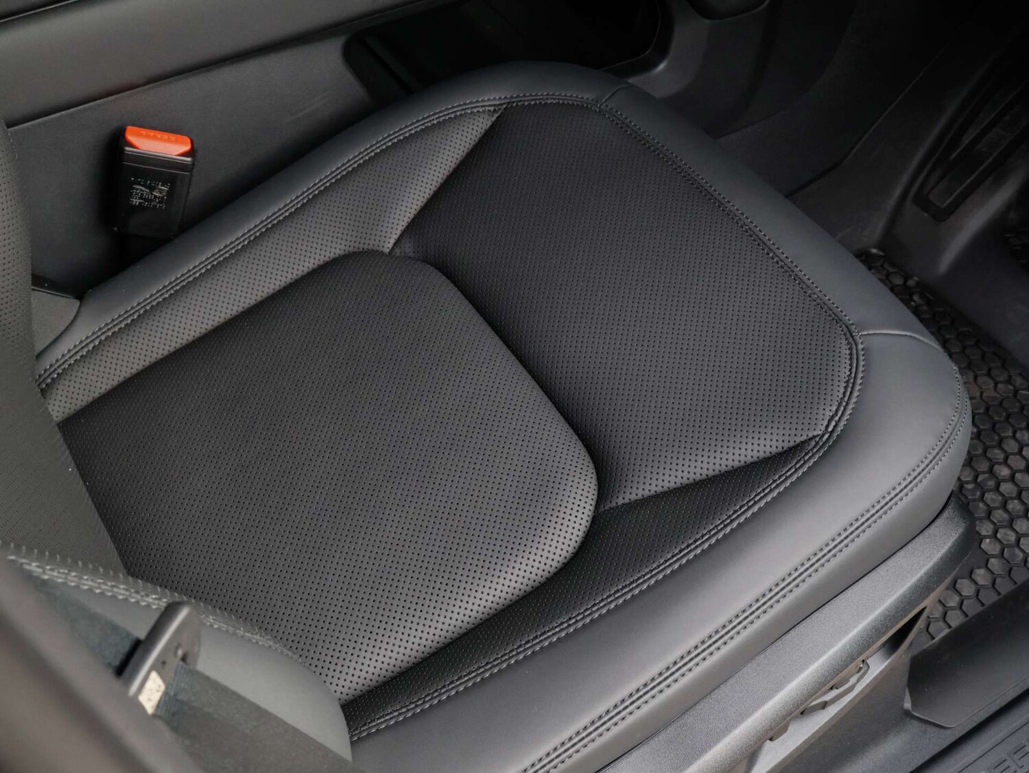 Used Land Rover Defender 110 2026 for sale - 77963171: Photo 35