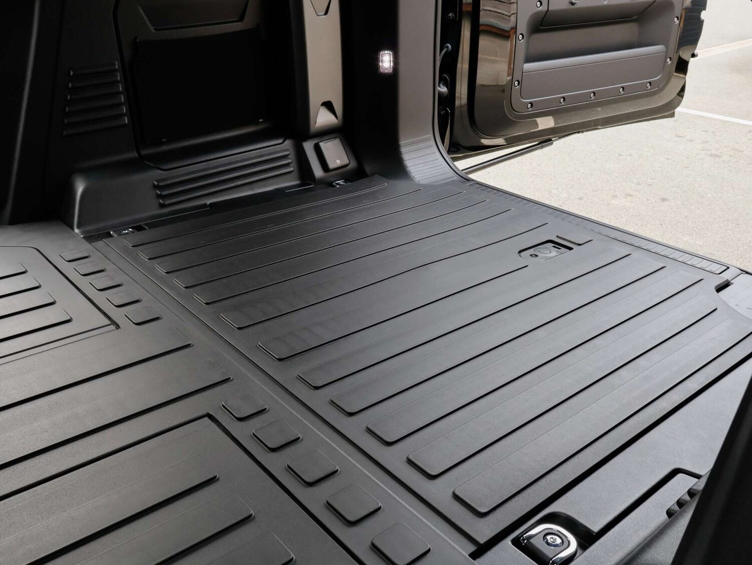 Used Land Rover Defender 110 2026 for sale - 77963171: Photo 41