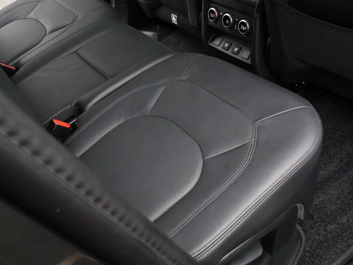 Used Land Rover Defender 2024 for sale - 77137455: Photo 29