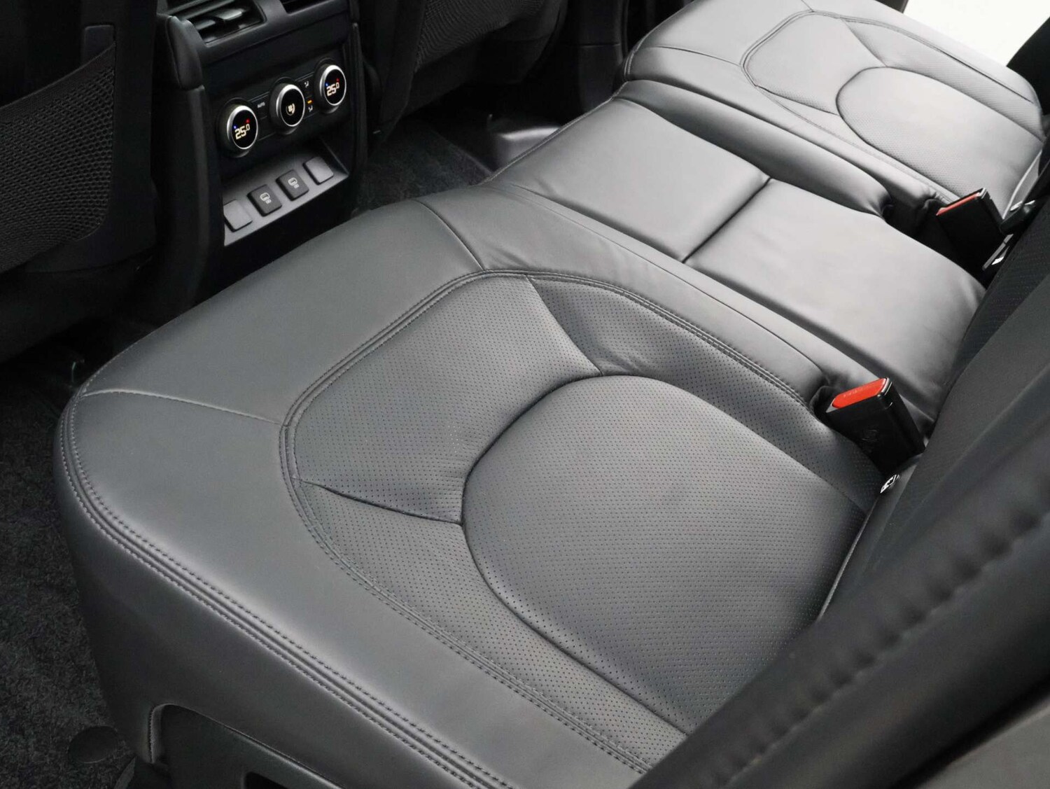 Used Land Rover Defender 2024 for sale - 77137455: Photo 30