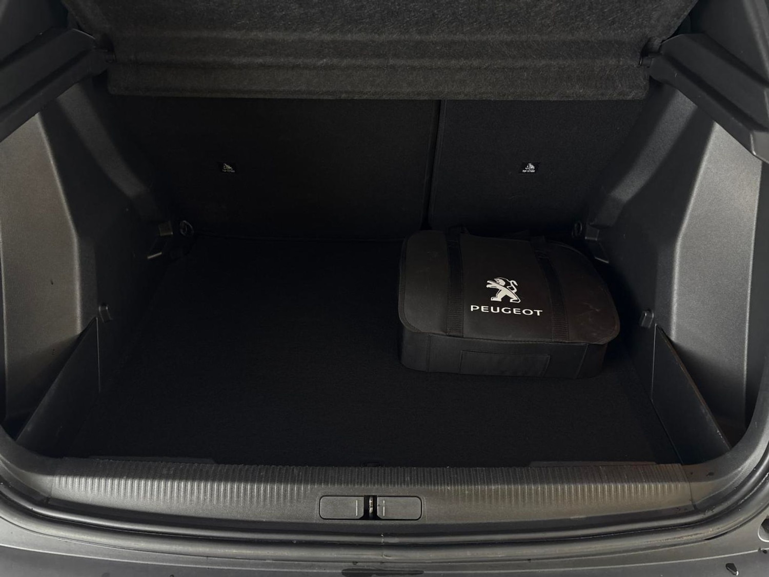 Used Peugeot E-2008 2022 for sale - 76353465: Photo 43