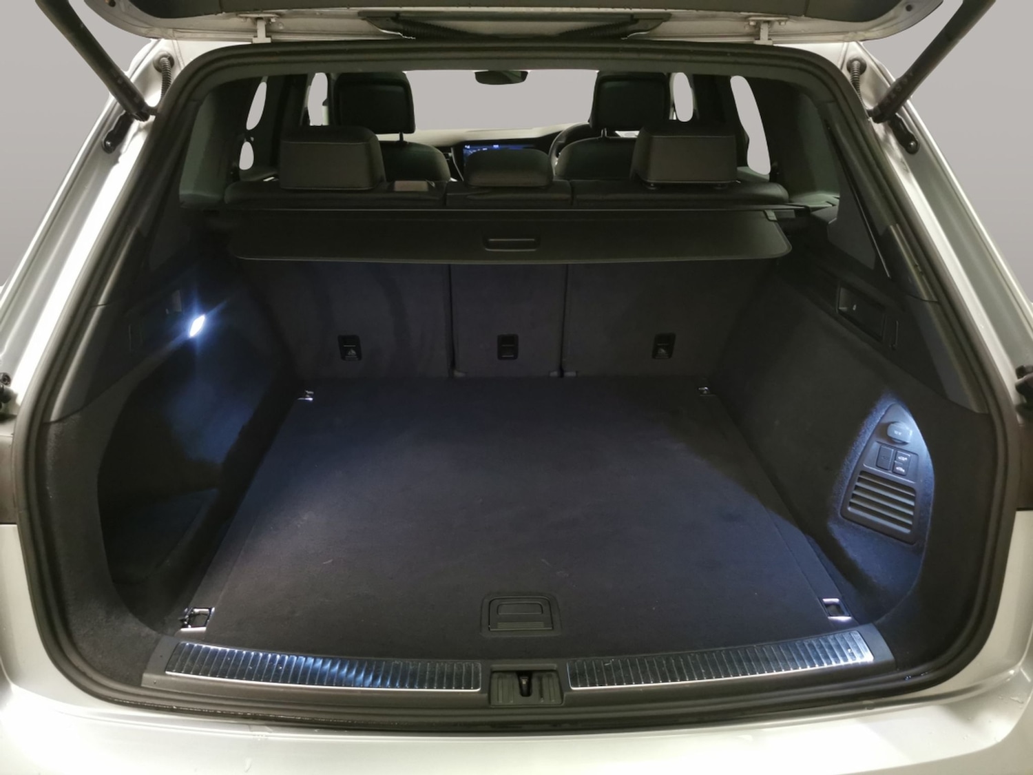 Used Volkswagen Touareg 2023 for sale - 77020105: Photo 35