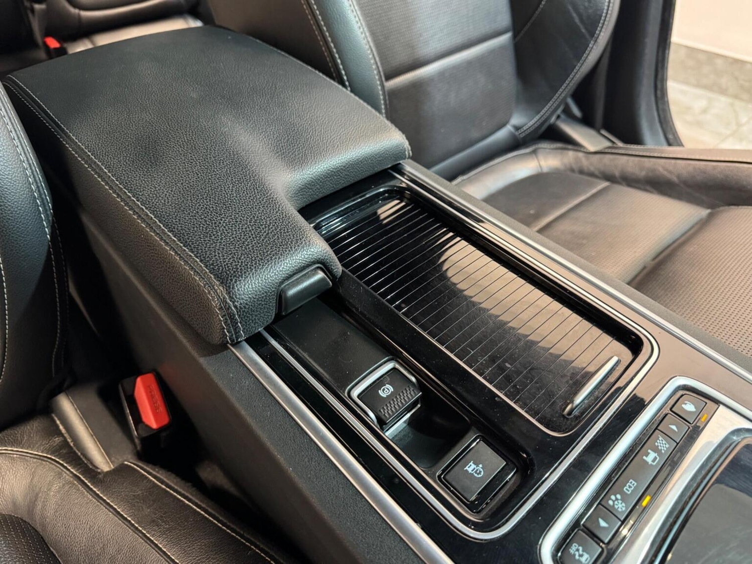 Used Jaguar XF 2016 for sale - 77796903: Photo 33