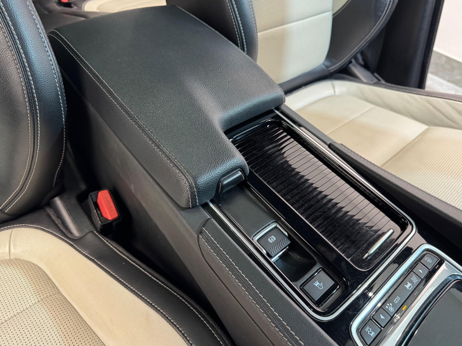 Used Jaguar F-Pace for sale - 76727526: Photo 37