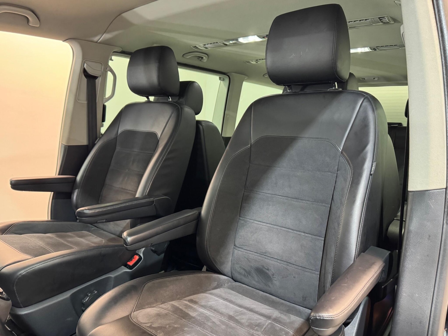 Used Volkswagen Caravelle 2016 for sale - 76592830: Photo 43