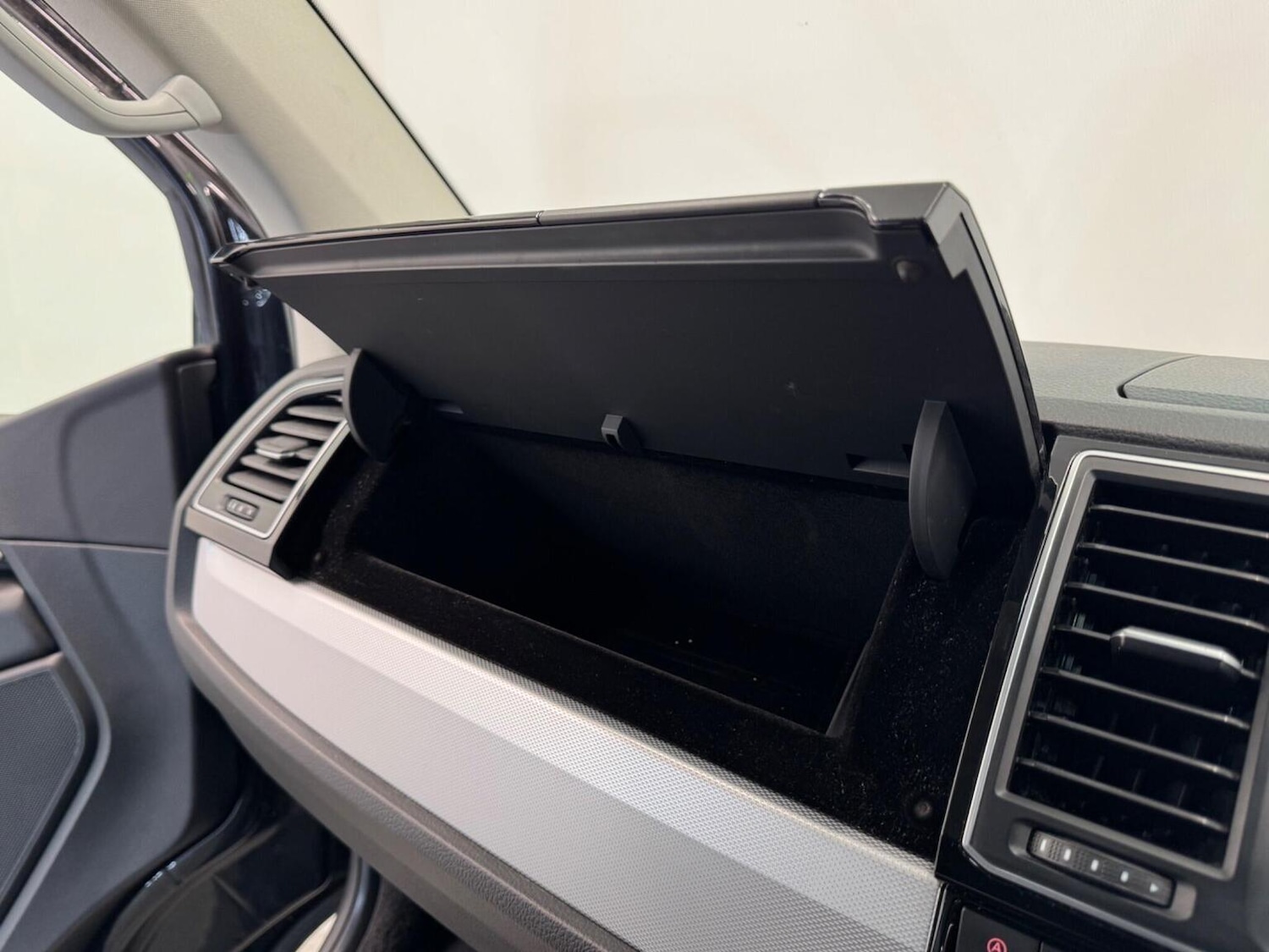 Used Volkswagen Caravelle 2016 for sale - 77063505: Photo 25