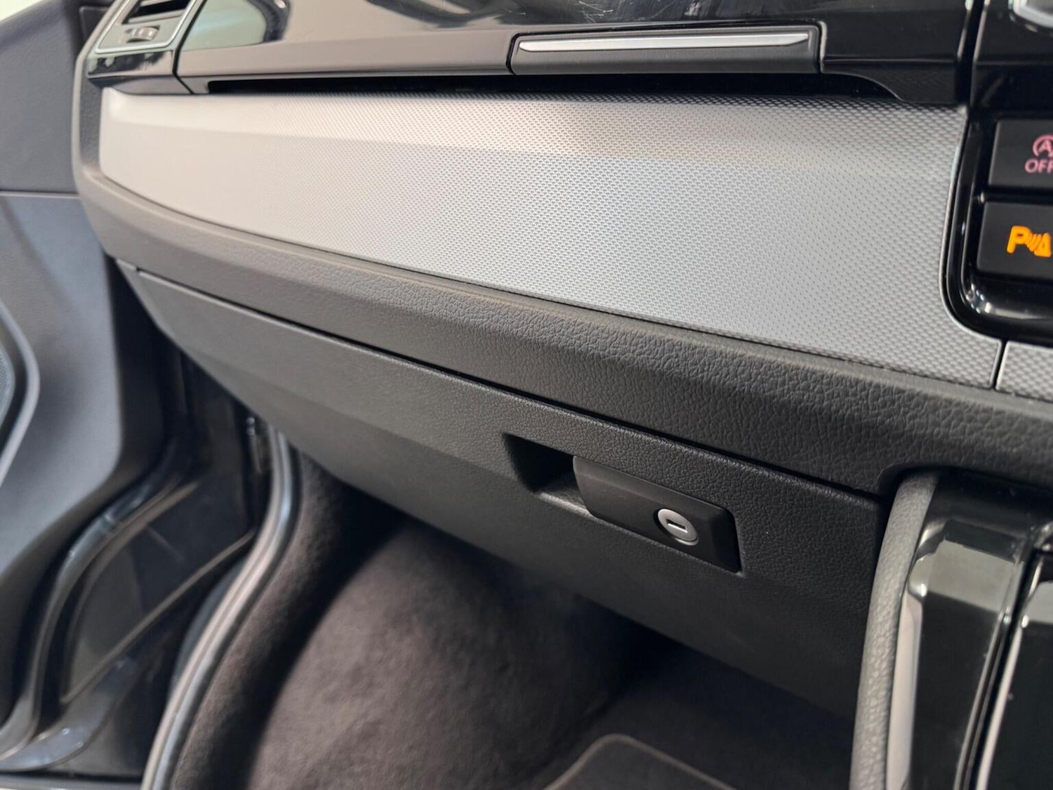 Used Volkswagen Caravelle 2016 for sale - 77063505: Photo 41