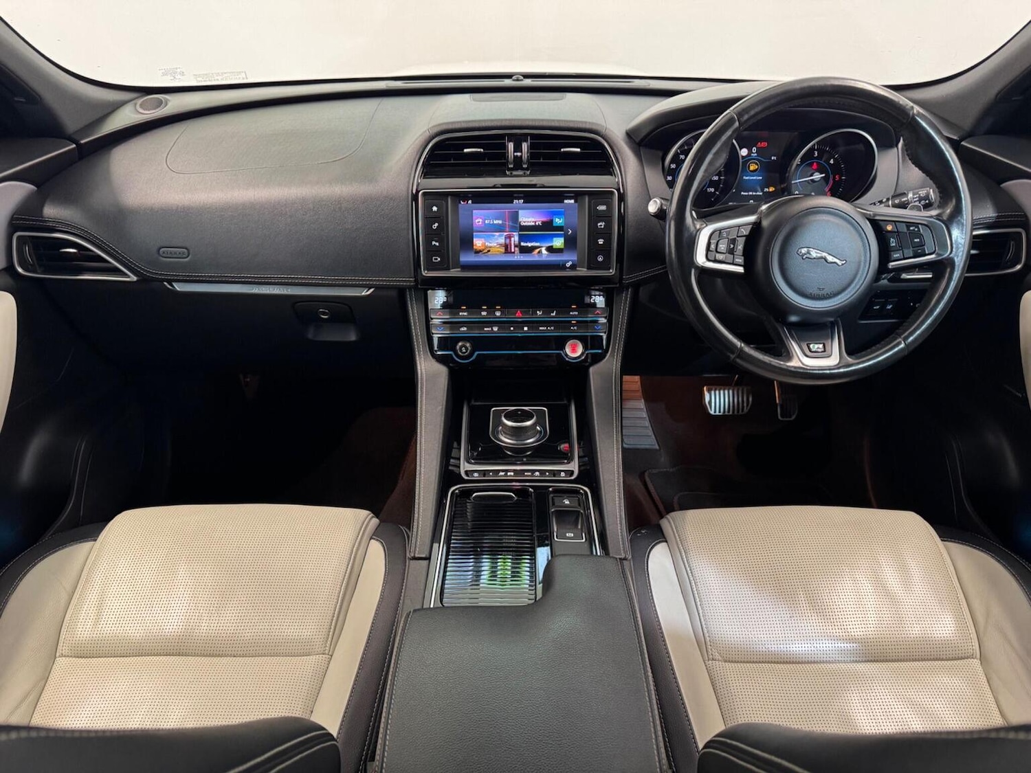 Used Jaguar F-Pace 2017 for sale - 77398391: Photo 11