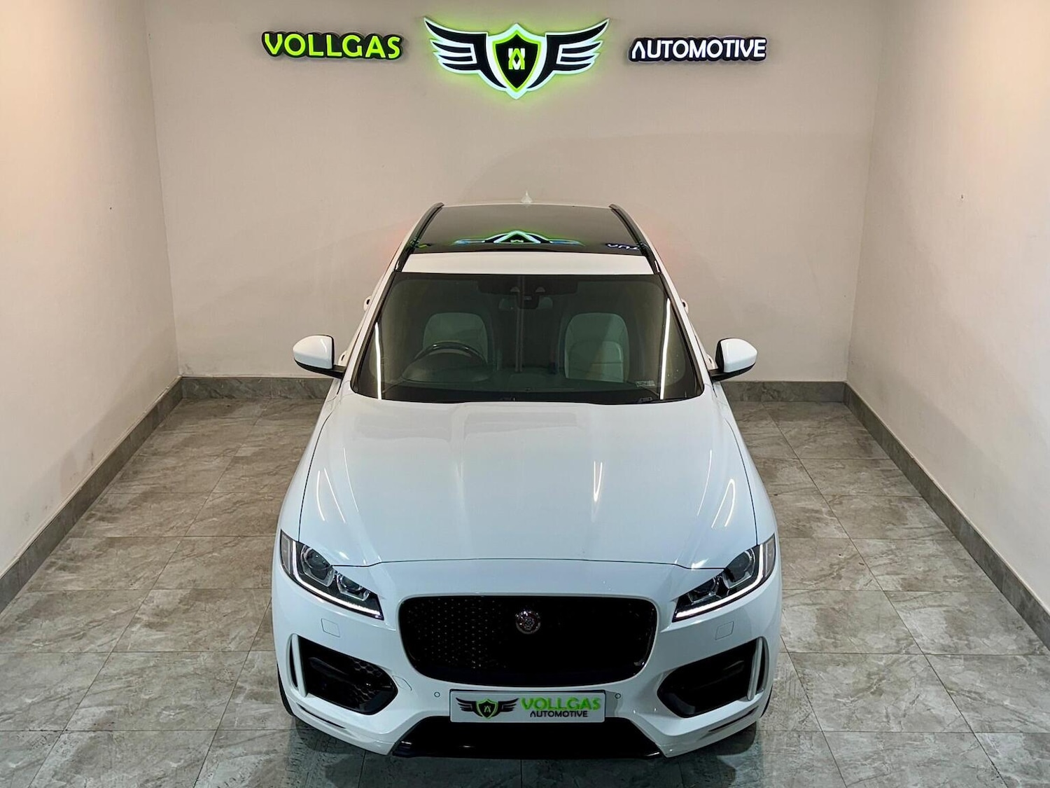 Used Jaguar F-Pace 2017 for sale - 77398391: Photo 2