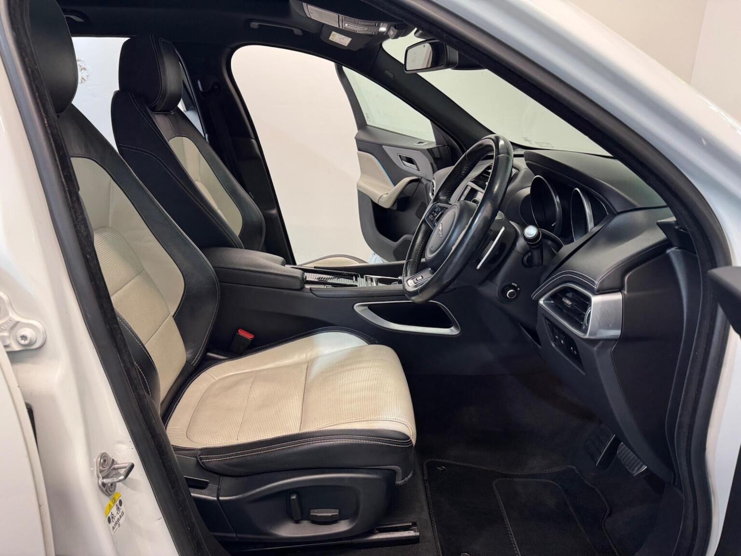 Used Jaguar F-Pace 2017 for sale - 77398391: Photo 27