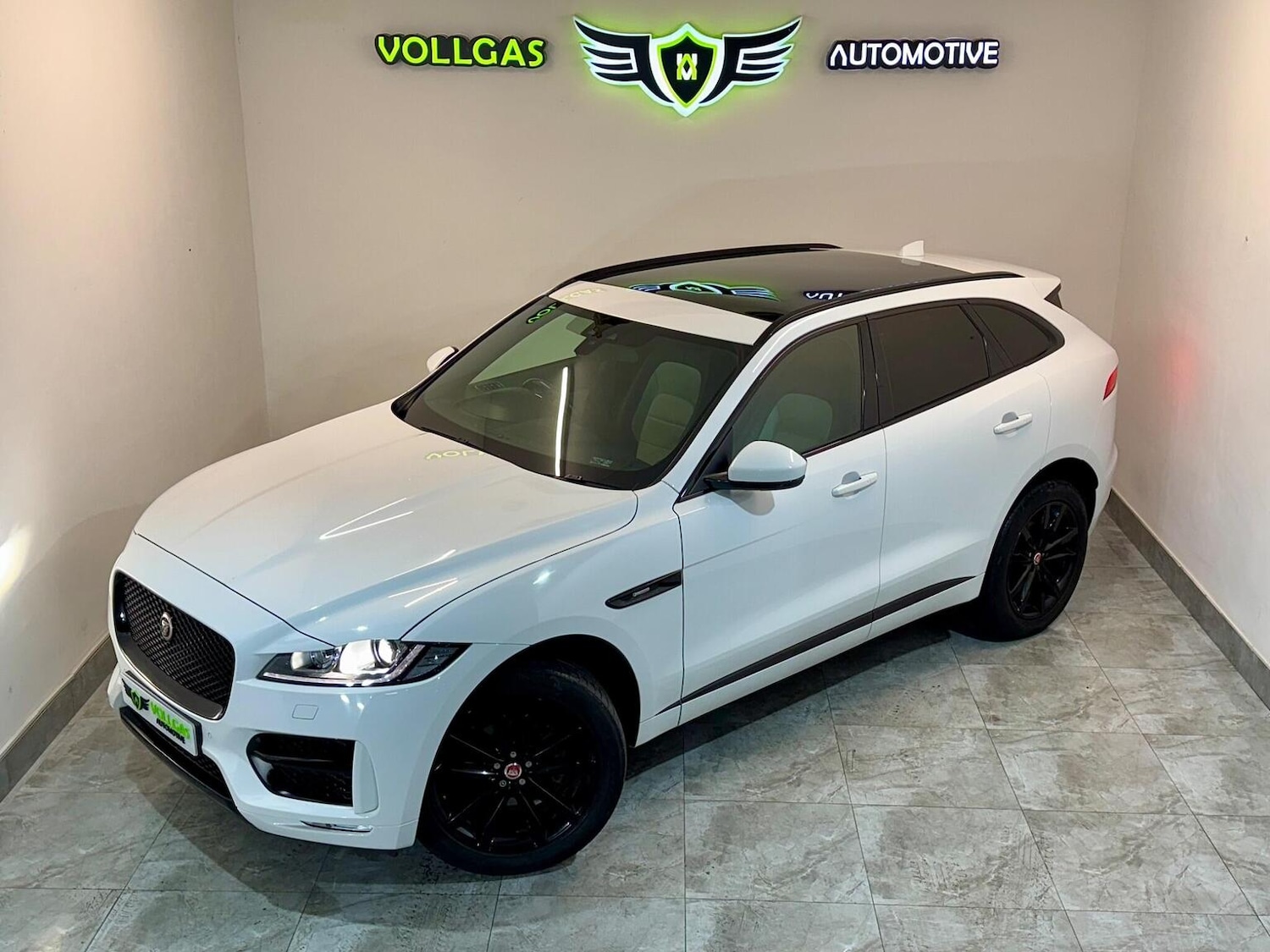 Used Jaguar F-Pace 2017 for sale - 77398391: Photo 3
