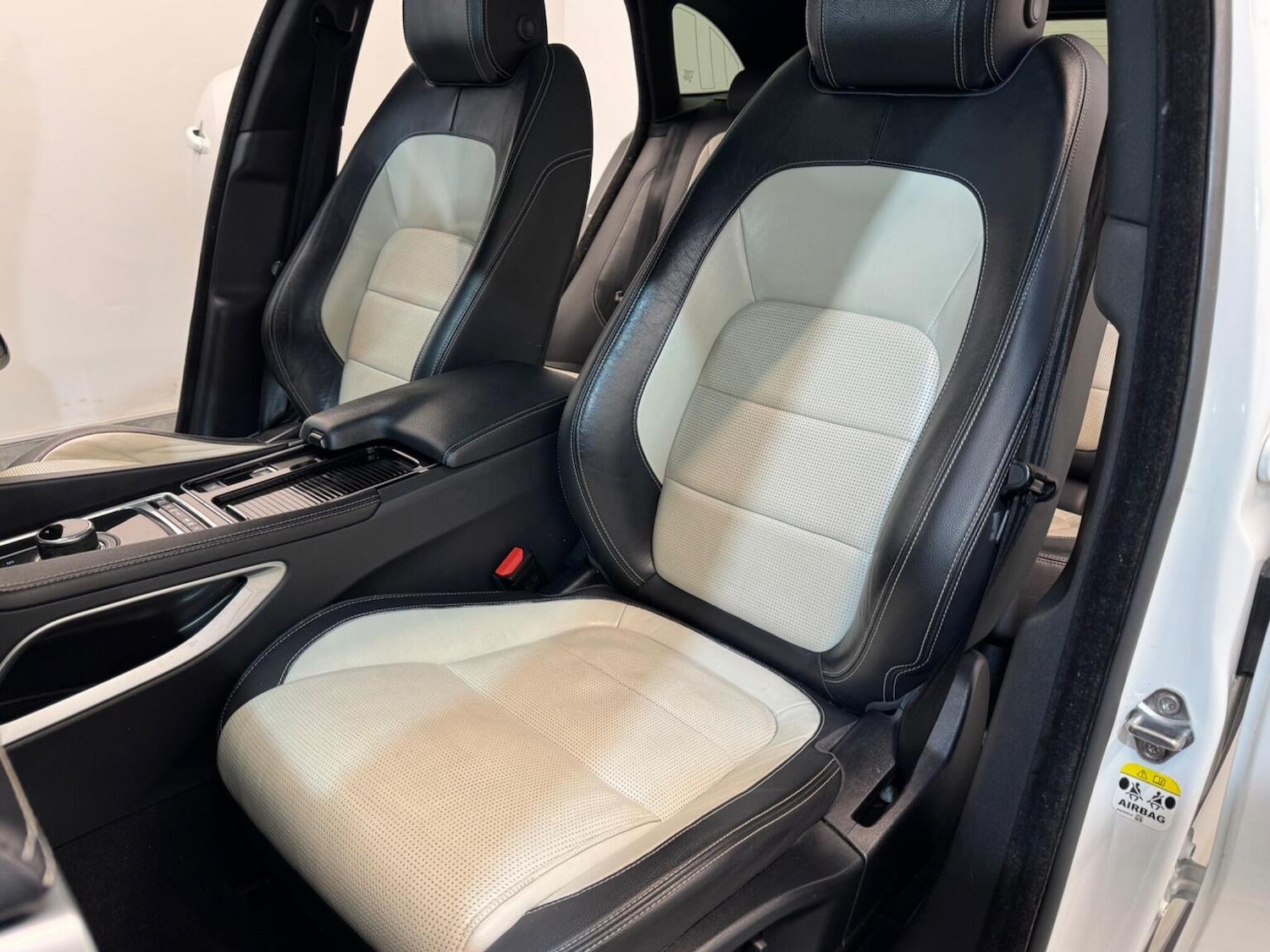 Used Jaguar F-Pace 2017 for sale - 77398391: Photo 32