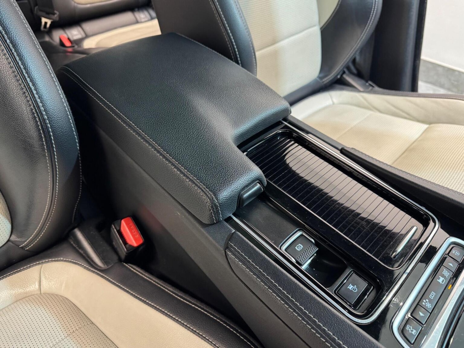 Used Jaguar F-Pace 2017 for sale - 77398391: Photo 41