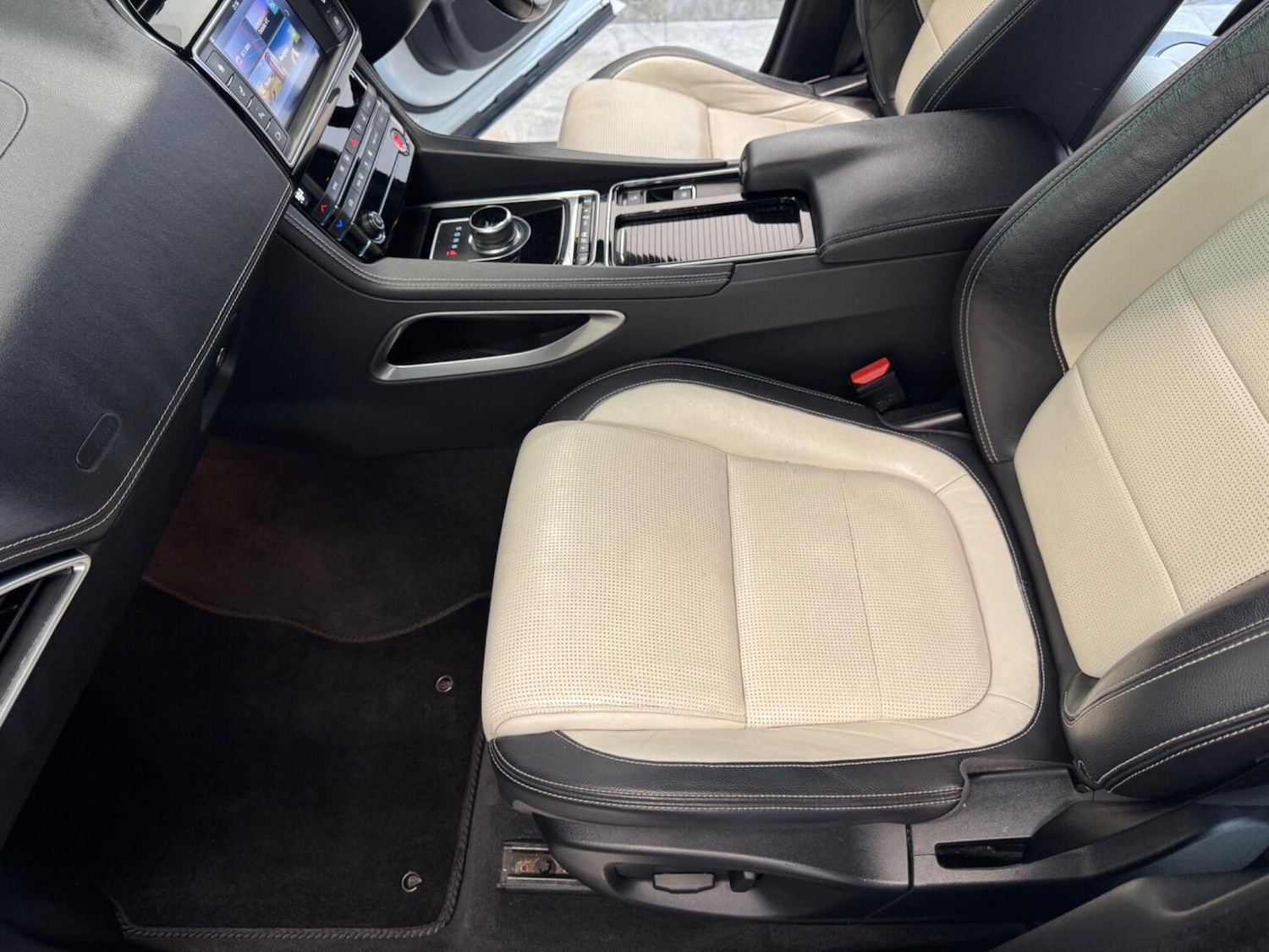 Used Jaguar F-Pace 2017 for sale - 77398391: Photo 44