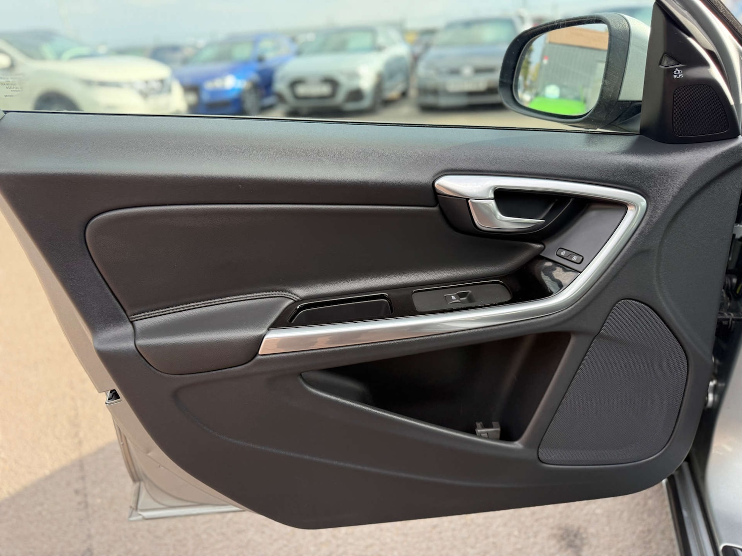 Used Volvo V60 2018 for sale - 76006108: Photo 76