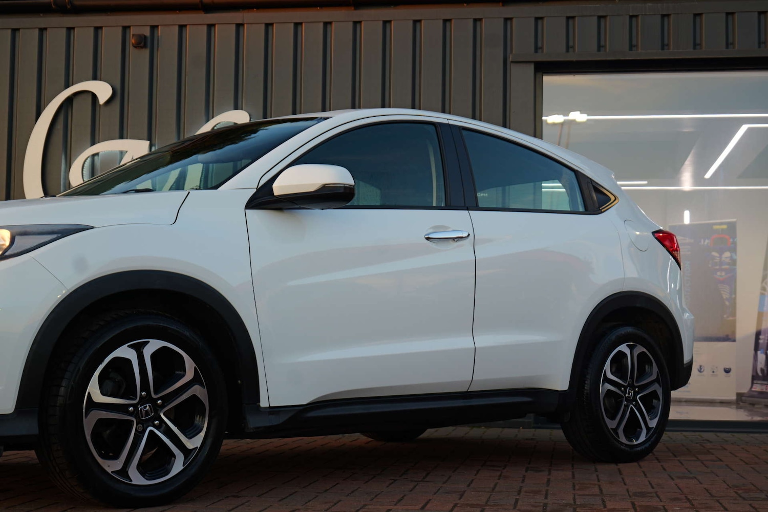 Used Honda HR-V 2017 for sale - 76653990: Photo 2